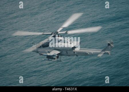 Océan Pacifique (fév. 15, 2019) un Corps des Marines américains AH-1Z Viper avec Marine à rotors basculants moyen 163 Escadron (renforcée), 11e Marine Expeditionary Unit (MEU), vole au-dessus de l'océan Pacifique au cours d'une mission d'appui aérien rapproché. Les Marines et les marins du 11e MEU mènent des opérations de routine dans le cadre de l'USS Boxer Groupe amphibie dans l'océan Pacifique. Banque D'Images