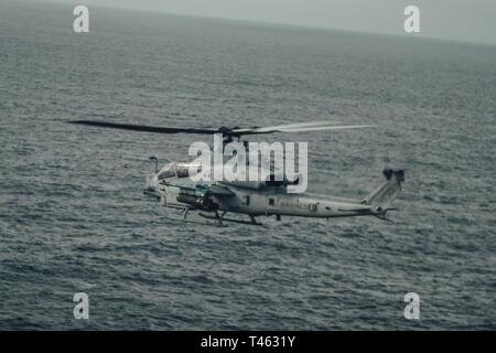 Océan Pacifique (fév. 15, 2019) un Corps des Marines américains AH-1Z Viper avec Marine à rotors basculants moyen 163 Escadron (renforcée), 11e Marine Expeditionary Unit (MEU), vole au-dessus de l'océan Pacifique au cours d'une mission d'appui aérien rapproché. Les Marines et les marins du 11e MEU mènent des opérations de routine dans le cadre de l'USS Boxer Groupe amphibie dans l'océan Pacifique. Banque D'Images