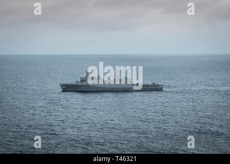 Océan Pacifique (fév. 15, 2019) La San Antonio-class dock transport amphibie USS John P. Murtha (LPD 26) voiles dans l'océan Pacifique, pendant un exercice de routine avec la 11e Marine Expeditionary Unit. Banque D'Images