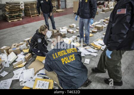 La sécurité intérieure des agents des enquêtes sur un envoi de courrier en provenance du Canada est déchargé d'un camion à Marysville, MI, le 28 février 2019, dans le cadre de l'Équipe spéciale de l'opération Alliance. CBP Banque D'Images