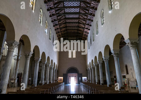 RAVENNA, ITALIE 03 AOÛT 2018 : l'intérieur de la Basilique de San Francesco à Ravenne, Italie Banque D'Images