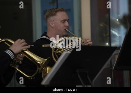 Ala. (Mar 1, 2019) 3ème classe musicien Arthur Robinson du sud-est de la bande marine brass band, "Vent" en laiton, lit le cor à l'Exploreum Science Centre de recrutement pour la Marine au cours de la commande "essaim" Mobile l'évolution et à l'appui de la Marine du Mobile 7. Recruteurs du recrutement pour la Marine et la marine commande Groupe d'acquisition de talents de La Nouvelle-Orléans, avec la réalité virtuelle de la Marine, de l'actif le Nimitz, compiler un "Swarming", qui est une nouvelle stratégie de recrutement, à l'appui de la politique nationale de construire un 355-ship marine. Le programme de la Semaine de la Marine est le principal effort de sensibilisation de la marine dans les domaines de la Banque D'Images