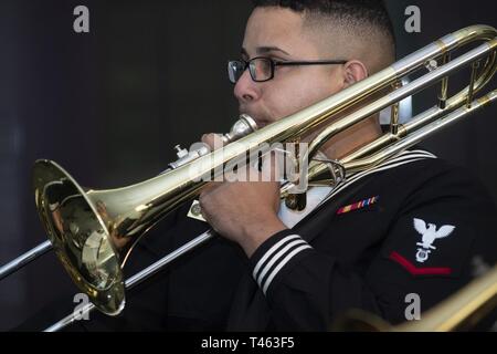 Ala. (Mar 1, 2019) 3ème classe Pimentel-Ortiz Musicien Cesar de Navy Band brass band du sud-est, "Vent" en laiton, joue du trombone à l'Exploreum Science Centre de recrutement pour la Marine au cours de la commande "essaim" Mobile l'évolution et à l'appui de la Marine du Mobile 7. Recruteurs du recrutement pour la Marine et la marine commande Groupe d'acquisition de talents de La Nouvelle-Orléans, avec la réalité virtuelle de la Marine, de l'actif le Nimitz, compiler un "Swarming", qui est une nouvelle stratégie de recrutement, à l'appui de la politique nationale de construire un 355-ship marine. Le programme de la Semaine de la Marine est le principal effort de sensibilisation de la Marine sont en Banque D'Images