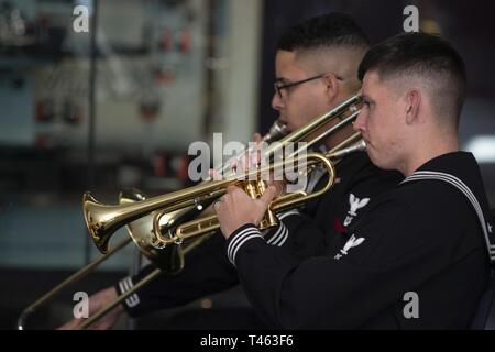 Ala. (1 mars 2019) Musicien de 3e classe Shawn Henderson de Navy Band brass band du sud-est, "Vent" en laiton, joue de la trompette à l'Exploreum Science Centre de recrutement pour la Marine au cours de la commande "essaim" Mobile l'évolution et à l'appui de la Marine du Mobile 7. Recruteurs du recrutement pour la Marine et la marine commande Groupe d'acquisition de talents de La Nouvelle-Orléans, avec la réalité virtuelle de la Marine, de l'actif le Nimitz, compiler un "Swarming", qui est une nouvelle stratégie de recrutement, à l'appui de la politique nationale de construire un 355-ship marine. Le programme de la Semaine de la Marine est le principal effort de sensibilisation de la marine dans les zones de Banque D'Images