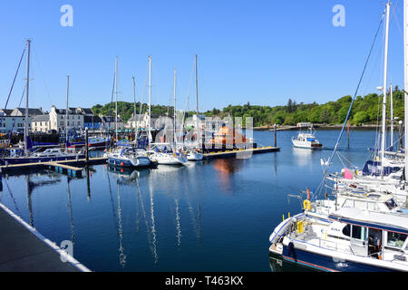 Yachts amarrés dans le port de Stornoway, Stornoway, Isle Of Lewis, Outer Hebrides, Na h-Eileanan Siar, Ecosse, Royaume-Uni Banque D'Images