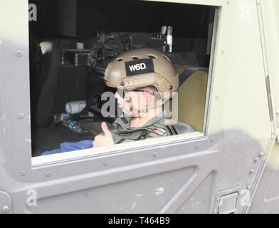 Drake, Quibodeaux 8, un jeune de Vinton, La., son père, donne un coup de pouce avant de partir pour un tour avec le brigadier. Le général Patrick D. Frank, commandant, Joint Readiness Training Center et Fort Polk, lors d'une visite à l'installation 1 mars. Quibodeaux, qui souffre d'une tumeur au cerveau, et sa famille ont été invités à Fort Polk où Drake était faite d'un soldat d'honneur. Banque D'Images