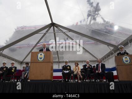 CHARLESTON, CAROLINE DU SUD (2 mars 2019) Secrétaire de la Marine Richard C. Spencer offre ses remarques au cours de la cérémonie de mise en service de l'USS Charleston (LCS) 18. LCS 18 est le 16e navire de combat littoral à entrer dans la flotte et la neuvième de la variante de l'indépendance. Il est le sixième navire nommé pour Charleston, la plus ancienne et la plus grande ville de l'Etat américain de Caroline du Sud. Banque D'Images