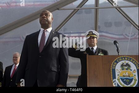 CHARLESTON, CAROLINE DU SUD (2 mars 2019) Le Cmdr. Christopher K. Brusca, droite, commandant de la marine du littoral le plus récent navire de combat, USS Charleston (LCS), rend 18 honneurs au cours de l'arrivée de Caroline du Sud Sen. Tim Scott, centre, au cours de l'USS Charleston (LCS) cérémonie tenue dans la ville éponyme du navire. LCS 18 est le 16e navire de combat littoral à entrer dans la flotte et la neuvième de la variante de l'indépendance. Il est le sixième navire nommé pour Charleston, la plus ancienne et la plus grande ville de l'Etat américain de Caroline du Sud. Banque D'Images