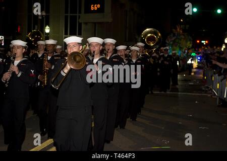 MOBILE, Alabama (2 mars 2019) Bande Marine marches sud-est dans les mystiques de temps Mardi Gras Parade lors de la Semaine de la Marine Mobile. Le programme de la Semaine de la Marine est le principal effort de sensibilisation de la marine dans les régions du pays sans une importante présence de la Marine. Banque D'Images