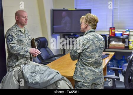 U.S. Air Force capitaine principal Sgt. Brett Lundberg, 173e de l'assurance de la qualité du groupe de maintenance de surintendant, à gauche, explique les capacités de formation en réalité virtuelle de l'US Air Force à Brigue. Le général Donna Prigmore, commandant de la Garde nationale aérienne de l'Oregon, au cours de sa visite, le 1 mars 2019, sur Kingsley Field à Klamath Falls, Oregon Prigmore a servi de vice-commandant de la 173e FW auparavant, et c'était sa première visite ici depuis sa prise de commandement de l'ORANG. Banque D'Images