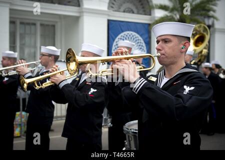 MOBILE, Alabama (4 mars 2019) du sud-est de la bande de la Marine dans le Roi marches Félix III et Floral Mardi Gras Parade lors de la Semaine de la Marine Mobile. Le programme de la Semaine de la Marine est le principal effort de sensibilisation de la marine dans les régions du pays sans une importante présence de la Marine. Banque D'Images