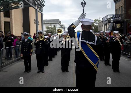 MOBILE, Alabama (4 mars 2019) du sud-est de la bande de la Marine dans le Roi marches Félix III et Floral Mardi Gras Parade lors de la Semaine de la Marine Mobile. Le programme de la Semaine de la Marine est le principal effort de sensibilisation de la marine dans les régions du pays sans une importante présence de la Marine. Banque D'Images