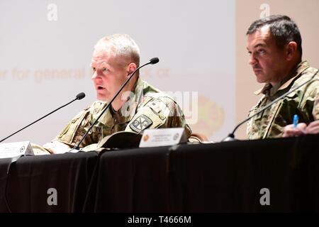 Senior Advisor de Fort Knox enrôlé commande Sgt. Le Major Mario Terenas (à droite) écoute, le Major-général John Evans Jr., commandant de Fort Knox, offre des conseils à un résident pendant la deuxième de deux séances d'écoute sur les questions de logement le 4 mars 2019. La séance se termine après environ 30 minutes. Banque D'Images