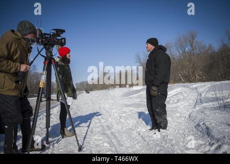 Le sondage annuel est en cours ! L'équipe de l'enquête hydrologique du district ont commencé leur journée à 10 milles en 4000, pour mesurer la quantité d'eau dans la neige couvrant le plus au nord du Minnesota, atteint le long de la rivière Rouge, dans le centre et le sud du Minnesota et enfin l'ouest du Wisconsin. Les données collectées sur ce sondage aidera le service météo national U.S. Geological Survey et générer des modèles de prévision pour le potentiel de l'inondation du printemps, et fournissent des données précieuses pour la gestion de district six réservoirs dans le cours supérieur de la rivière du Mississippi et 13 écluses et barrages sur le fleuve à l'avance o Banque D'Images