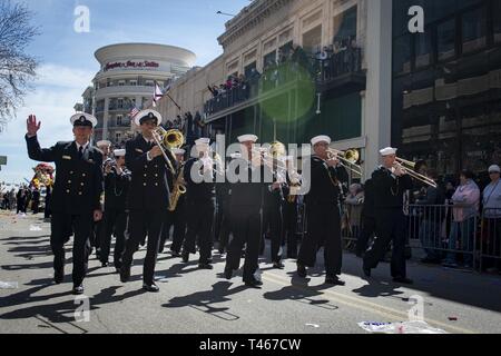 MOBILE, Alabama (5 mars 2019) du sud-est de la bande de la Marine dans le Roi marches Félix III Mardi Gras Parade lors de la dernière journée de la semaine Marine Mobile. Le programme de la Semaine de la Marine est le principal effort de sensibilisation de la marine dans les régions du pays sans une importante présence de la Marine. Banque D'Images