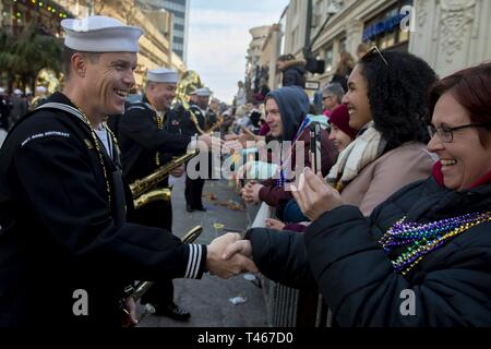 MOBILE, Alabama (5 mars 2019) marins affectés au sud-est de la bande marine salue les spectateurs dans le Roi Félix III Mardi Gras Parade lors de la dernière journée de la semaine Marine Mobile. Le programme de la Semaine de la Marine est le principal effort de sensibilisation de la marine dans les régions du pays sans une importante présence de la Marine. Banque D'Images