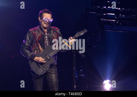 12 avril 2019 - Chicago, Illinois, États-Unis - Matt Bellamy de Muse au cours de la théorie de la Simulation Tour à United Center de Chicago, Illinois (crédit Image : © Daniel DeSlover/Zuma sur le fil) Banque D'Images