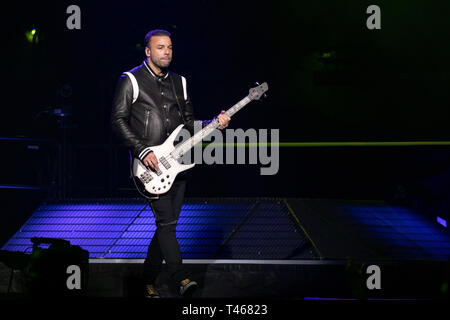 12 avril 2019 - Chicago, Illinois, États-Unis - Chris Wolstenholme de Muse au cours de la théorie de la Simulation Tour à United Center de Chicago, Illinois (crédit Image : © Daniel DeSlover/Zuma sur le fil) Banque D'Images