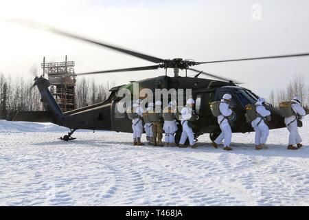 Avec les parachutistes d'infanterie 4e Brigade Combat Team (Airborne), 25e Division d'infanterie de l'armée américaine, l'Alaska, la charger dans un UH-60 Blackhawk pendant les opérations aéroportées à Joint Base Elmendorf-Richardson, Alaska, le 6 mars 2019. Régulièrement des parachutistes sauter de plates-formes multiples pour assurer la maîtrise de tous les avions militaires. Banque D'Images