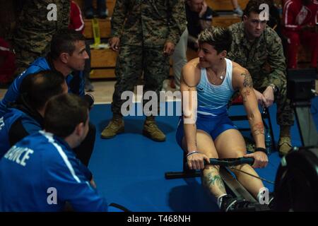 L'athlète de l'équipe France, le Sgt. Audrey Mallet se prépare à lancer le concours d'aviron pendant le Marine Corps 2019 Essais cliniques au Marine Corps Base Camp Pendleton, en Californie, le 6 mars. Le Marine Corps cliniques favorise la récupération et réadaptation par l'adaptive sports participation et développe la camaraderie entre les membres du service de récupération et d'anciens combattants. (Corps des Marines des États-Unis Banque D'Images