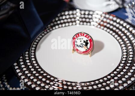 Vous préparer à siéger avant la tragédie de 2019 Programme d'aide pour les survivants (TAPS) Gala de la garde d'honneur au National Building Museum de Washington D.C., le 6 mars 2019. Pre est un organisme sans but lucratif qui a aidé plus de 70 000 membres de la famille le deuil de la perte d'un service des forces armées-membre. Banque D'Images