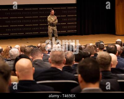 Le général Sir Alexander Mark Carleton-Smith, chef de l'état-major général de l'armée britannique, a répondu aux questions des étudiants sur des sujets tels les implications de l'intelligence artificielle et les armes autonomes à l'Army War College, le 6 mars 2019. Banque D'Images