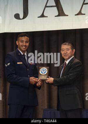 U.S. Air Force Navigant de première classe William Raley, gauche, un vol de contrôle de l'air 610e directeur de l'armement technicien, reçoit la bonne volonté du Japan Air Force Association award de Japan Air Self-Defense Force Ret. Le général Shigeru Iwasaki, le président JAAGA, à Misawa Air Base, Japon, le 6 mars 2019. Raley a reçu le prix pour renforcer continuellement l'alliance américano-japonaise sur et à l'extérieur de la base. Banque D'Images