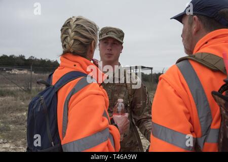 Membres de l'Office du shérif du comté de Bexar (BCSO), avec le personnel du 502d Air Base Wing, effectuer une recherche d'une personne disparue, le 7 mars 2019, à Joint Base San Antonio-Camp Bullis. Banque D'Images