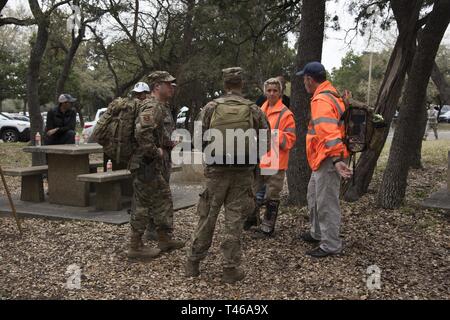 Membres de l'Office du shérif du comté de Bexar (BCSO), avec le personnel du 502d Air Base Wing, effectuer une recherche d'une personne disparue, le 7 mars 2019, à Joint Base San Antonio-Camp Bullis. Banque D'Images