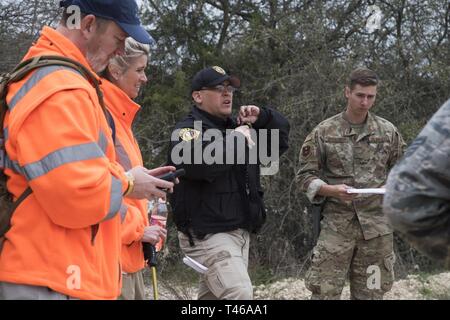 Membres de l'Office du shérif du comté de Bexar (BCSO), avec le personnel du 502d Air Base Wing, effectuer une recherche d'une personne disparue, le 7 mars 2019, à Joint Base San Antonio-Camp Bullis. Banque D'Images