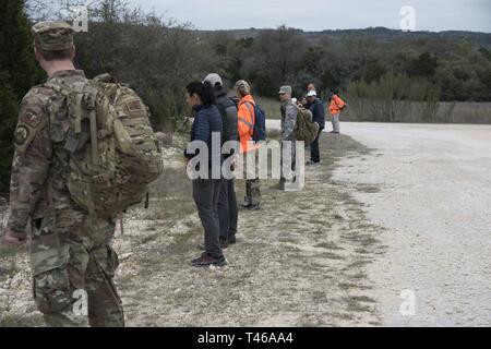 Membres de l'Office du shérif du comté de Bexar (BCSO), avec le personnel du 502d Air Base Wing, effectuer une recherche d'une personne disparue, le 7 mars 2019, à Joint Base San Antonio-Camp Bullis. Banque D'Images