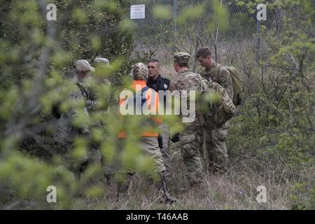 Membres de l'Office du shérif du comté de Bexar (BCSO), avec le personnel du 502d Air Base Wing, effectuer une recherche d'une personne disparue, le 7 mars 2019, à Joint Base San Antonio-Camp Bullis. Banque D'Images