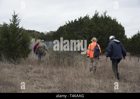 Membres de l'Office du shérif du comté de Bexar (BCSO), avec le personnel du 502d Air Base Wing, effectuer une recherche d'une personne disparue, le 7 mars 2019, à Joint Base San Antonio-Camp Bullis. Banque D'Images