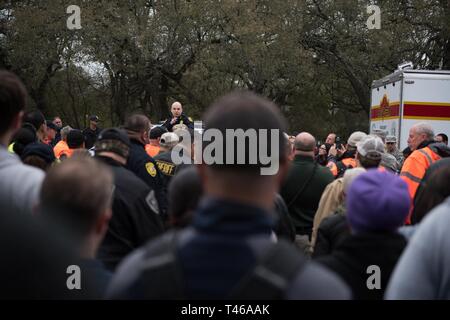 Javier Salazar, shérif du comté de Bexar, parle à la foule avant de participer à une recherche et sauvetage à trouver une personne disparue, le 7 mars 2019, à Joint Base San Antonio-Camp Bullis. Les membres qui ont contribué également à partir de la communauté, Bexar County Sheriff's Office et le personnel de la Base aérienne 502d'aile. Banque D'Images