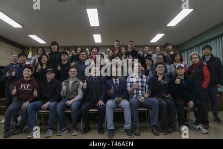 Le Lieutenant-colonel de l'armée américaine Shane Doolan, commandant adjoint de la 210e Brigade d'artillerie, 2e Division d'infanterie, avant centre, pose pour une photo de groupe aux côtés de fils Duck Hwan, ce moment à Seoul-si Volunteer Centre (DDC) Président, deuxième à gauche, après la cérémonie d'ouverture de la 38e English programme à la DDC VC, ce moment à Seoul, le 7 mars 2019. Tous les mardi et jeudi Des soldats du Camp Casey ont la possibilité de donner de leur temps pour aider les citoyens à apprendre l'anglais. Ce programme de langue anglaise favorise et renforce les relations avec la communauté locale. Banque D'Images