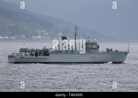 Le HMS Hurworth (M39), une chasse-classe exploité par la destiné au chasseur de la Marine royale, passant Gourock à son arrivée pour l'exercice Joint Warrior 19-1. Banque D'Images
