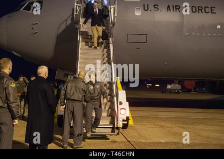 ALTUS AIR FORCE BASE, en Oklahoma - Le Général de l'US Air Force Maryanne Miller, commandant de l'Air Mobility Command, est accueilli par le Colonel Eric Carney 97e commandant de la mobilité aérienne, le 11 mars 2019 à la base de la Force aérienne Altus, Okla. C'est la livraison du troisième KC-46 Pegasus Aircraft à Altus. Banque D'Images