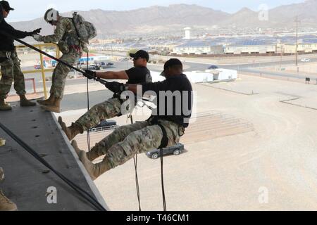 Rappel des instructeurs avec des élèves d'une tour de 34 pieds au cours de la classe d'assaut aérien sur Fort Bliss. Banque D'Images