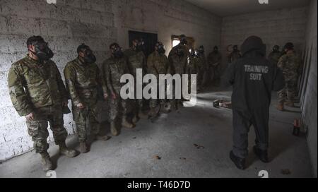 Les soldats de l'Armée américaine affecté à la Compagnie de Police Militaire 554th recevoir des instructions sur leur masque avant d'armes chimiques, biologiques, radiologiques et nucléaires (CBRN) Formation à Panzer Kaserne dans Offenbach, Allemagne, le 11 mars 2019. Pour se familiariser avec la capacité de leur équipement, l'unité assure la formation d'acquérir une compréhension des effets de l'exposition à un agent chimique. Banque D'Images