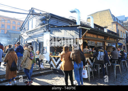 Stands de nourriture sur le quartier animé de Camden Market dans le soleil du printemps, dans le nord de Londres, UK Banque D'Images