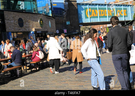 Le quartier animé de Camden Market dans le soleil du printemps, dans le nord de Londres, UK Banque D'Images