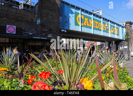 Le quartier animé de Camden Market dans le soleil du printemps, dans le nord de Londres, UK Banque D'Images