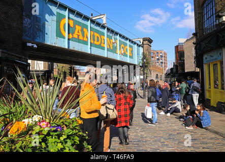 Le quartier animé de Camden Market dans le soleil du printemps, dans le nord de Londres, UK Banque D'Images