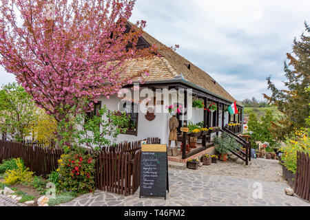 Hollókő, Hongrie / 13.04.2019 : Petit village au printemps célèbre pour célébration de Pâques et ses vieilles maisons traditionnelles hongroises Unesco world Banque D'Images