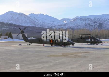 La Garde nationale de l'Alaska de lancement Bryant Army Airfield sur Joint Base Elmendorf-Richardson, Alaska, via un 1er Bataillon, 207e Régiment d'aviation, UH-60 Black Hawk avec deux pararescuemen du 212e Escadron de sauvetage, 176e Escadre, et une armée de paramédic de soins critiques 2 Détachement de vol, la Compagnie Golf du 2e Bataillon de l'aviation d'appui général, 104e Régiment, à bord de poursuivre des opérations de recherche et de sauvetage d'un avion disparu dans les environs de Rainy Pass, 12 mars 2019. La garde se joindra à un Alaska Air National Guard HC-130J King II d'aéronefs de combat Banque D'Images