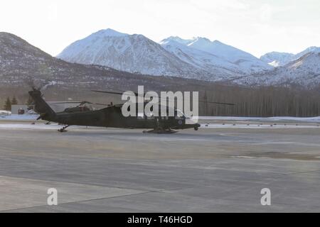 La Garde nationale de l'Alaska de lancement Bryant Army Airfield sur Joint Base Elmendorf-Richardson, Alaska, via un 1er Bataillon, 207e Régiment d'aviation, UH-60 Black Hawk avec deux pararescuemen du 212e Escadron de sauvetage, 176e Escadre, et une armée de paramédic de soins critiques 2 Détachement de vol, la Compagnie Golf du 2e Bataillon de l'aviation d'appui général, 104e Régiment, à bord de poursuivre des opérations de recherche et de sauvetage d'un avion disparu dans les environs de Rainy Pass, 12 mars 2019. La garde se joindra à un Alaska Air National Guard HC-130J King II d'aéronefs de combat Banque D'Images