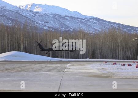 La Garde nationale de l'Alaska de lancement Bryant Army Airfield sur Joint Base Elmendorf-Richardson, Alaska, via un 1er Bataillon, 207e Régiment d'aviation, UH-60 Black Hawk avec deux pararescuemen du 212e Escadron de sauvetage, 176e Escadre, et une armée de paramédic de soins critiques 2 Détachement de vol, la Compagnie Golf du 2e Bataillon de l'aviation d'appui général, 104e Régiment, à bord de poursuivre des opérations de recherche et de sauvetage d'un avion disparu dans les environs de Rainy Pass, 12 mars 2019. La garde se joindra à un Alaska Air National Guard HC-130J King II d'aéronefs de combat Banque D'Images