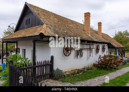 Petit village Hollókő Holloko printemps en Hongrie célèbre pour célébration de Pâques et ses vieilles maisons traditionnelles hongroises Unesco world heritage Banque D'Images