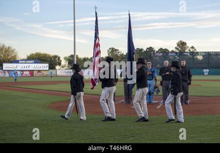 CHARLESTON, S.C. (12 mars 2019) Les marins de l'USS Constitution la parade des couleurs avant la Citadelle Baseball Bulldogs contre l'Université de Caroline du Sud jeu à Joseph P. Riley Park pendant la Semaine de la Marine de Charleston, le 12 mars. Le programme de la Semaine de la Marine est le principal effort de sensibilisation de la marine dans les régions du pays sans une importante présence de la Marine. Banque D'Images