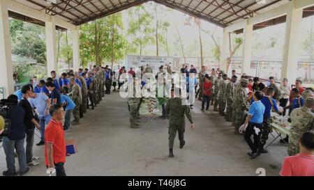 Aviateurs de la 355e Escadre, ingénieur de l'aviation des Forces armées des Philippines et les soldats de la 561 e compagnie de construction, ingénieur Ingénieur du 84e Bataillon, 130e Brigade du génie, 8e et 405e commande Soutien Théâtre affaires civile Bataillon, 364e, 351e Brigade des Affaires civiles Affaires civile commande, prendre part à un déjeuner au cours de l'ingénierie de projet d'action civique 4 cérémonie d'ouverture dans le cadre de l'exercice Balikatan, 12 mars 2019. La relation militaire entre les États-Unis et les Philippines est solide et fondée sur le respect mutuel et la coopération. Exercice Balikatan, dans sa 35e Banque D'Images